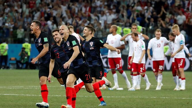 Los jugadores croatas celebran su pase a los cuartos de final tras el penalti anotado por Rakitic.