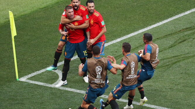 Los jugadores españoles celebran el primer tanto del partido.
