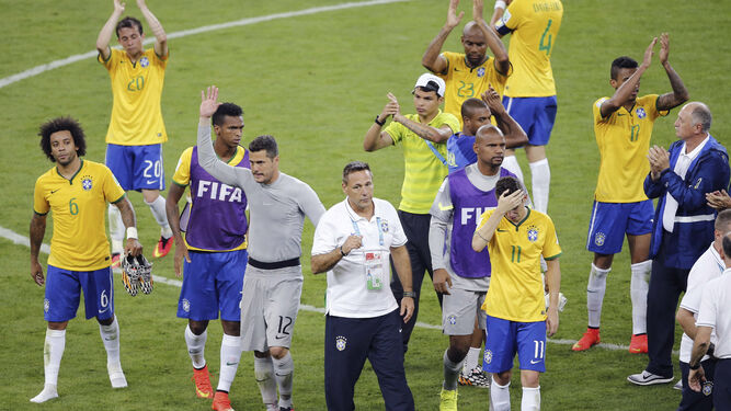 Los brasileños, desolados, se despiden.