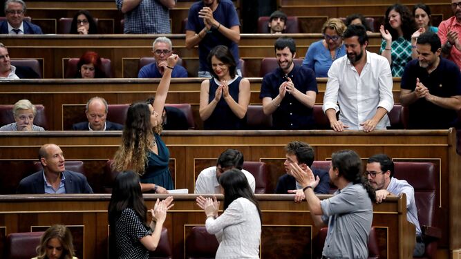 La diputada de Podemos Noelia Vera es jaleada por la bancada de la formación morada ayer en el Congreso.
