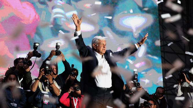 El izquierdista Andrés Manuel López Obrador saluda mientras es aclamado por cientos de simpatizantes tras su triunfo en las elecciones mexicanas.