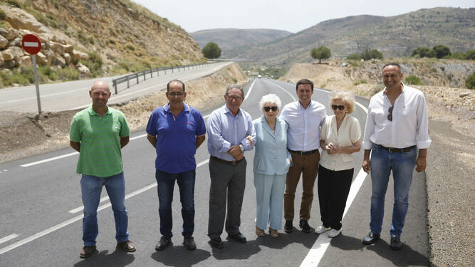 Maruchi y Nely junto al alcalde, ediles y el vicepresidente de Diputación, ayer.