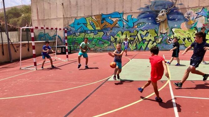 Niños jugando en el Campus La Raqueta.