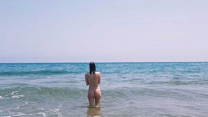 Natalia de Molina, desnuda en la playa