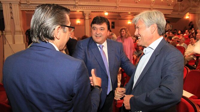 Espartaco sonríe ante la conversación con el empresario taurino Óscar Polo y el alcalde de Huelva.