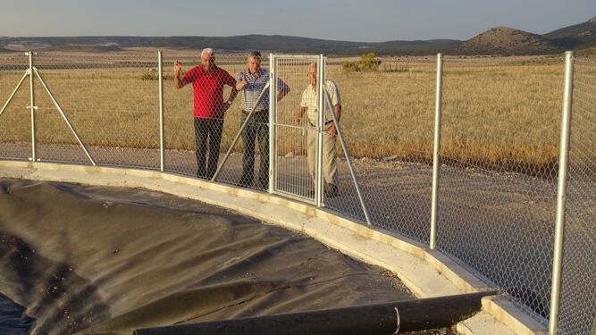 Alcaldes de la comarca y la Asociación por la Defensa del Agua han visitado estos días los sondeos.