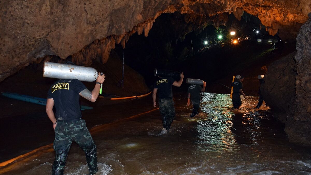 Los buzos de ejército tailandés, saliendo de una gruta durante los trabajos de rescate en la cueva.