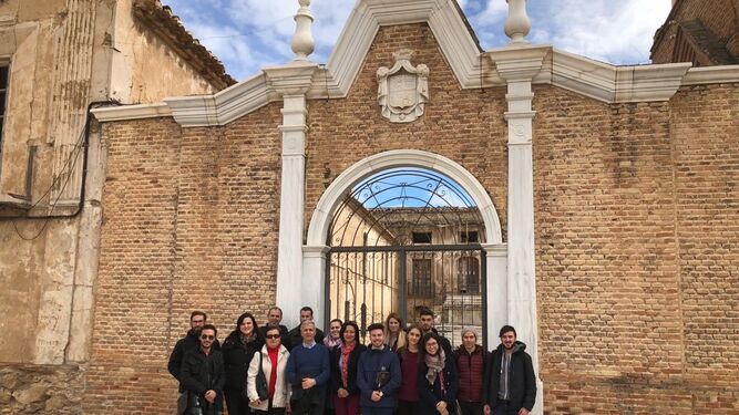 El equipo de gobierno con profesores de Granada en el Palacio del Almanzora.