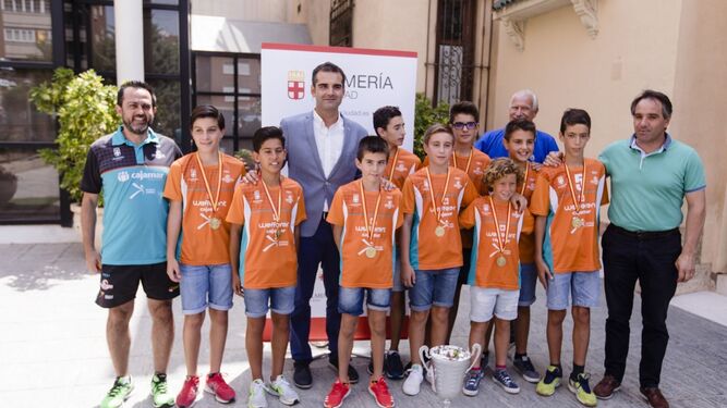 El Cajamar Mintonette, recibido como campeón de España alevín de voleibol