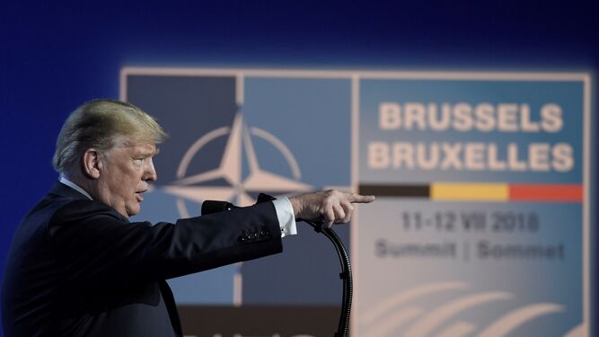 Donald Trump ofrece la palabra a un periodista durante la rueda de prensa ofrecida ayer en Bruselas en la cumbre de la OTAN.