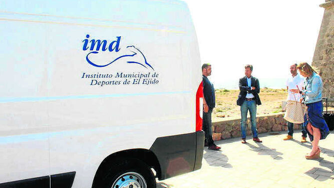 El alcalde y la edil de Deportes, María José Martín, con la nueva furgoneta.