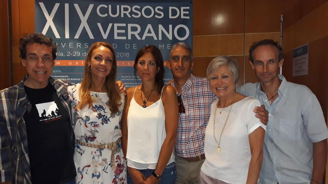 Raquel Casero, directora del taller 'Wellness y Salud', José Luis Bimbela, ponente y algunas alumnas.