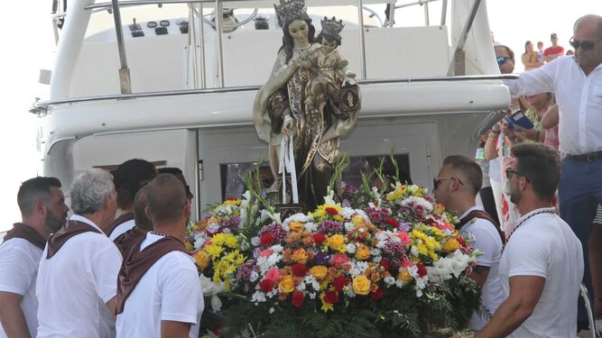 Instantánea correspondiente a la procesión marítima de la Virgen del Carmen del pasado año 2017.