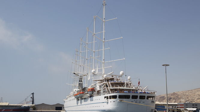 Llegada del crucero Wind Surf, de bandera Guinea Nasau, al Puerto de Almería