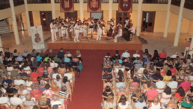 La Joven Orquesta Barroca de la Escuela de Música de Roquetas llenó de público el Castillo.