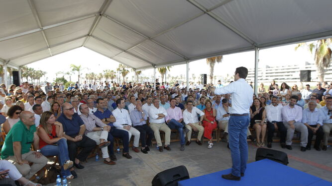 Pablo Casado participó en un encuentro con compromisarios del PP almeriense en Roquetas.