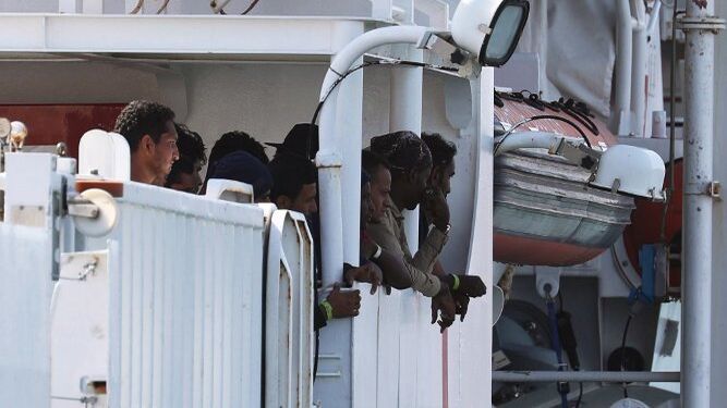 Un barco de Guardia Costera italiana, con inmigrantes a bordo.
