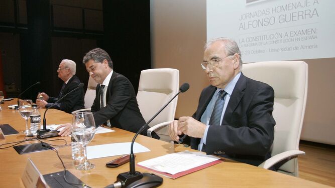 Alfonso Guerra, exvicepresidente del Gobierno, ponente en una de las conferencias de la jornada de hoy.