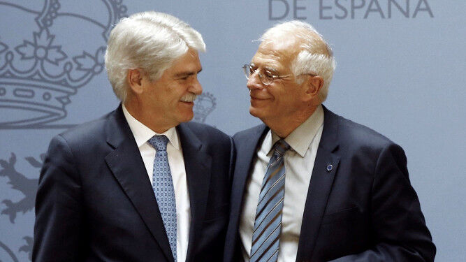 Alfonso Dastis y Josep Borrell.