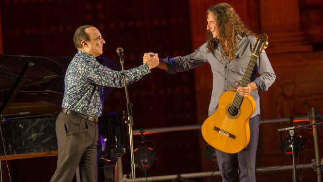 Michel Camilo y Tomatito saludándose en el escenario. El público quedó fascinado con el concierto.