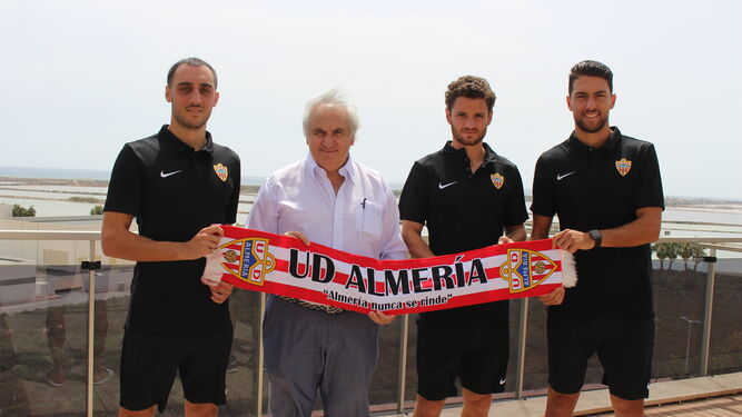 Aguza, Arzura e Ibiza posan con una bufanda rojiblanca junto al presidente, Alfonso García