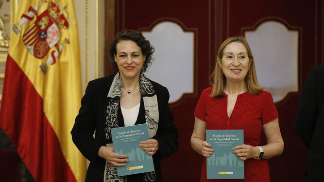 Magdalena Valerio y Ana Pastor posan con un ejemplar del informe sobre el Fondo de Reserva de la Seguridad Social.