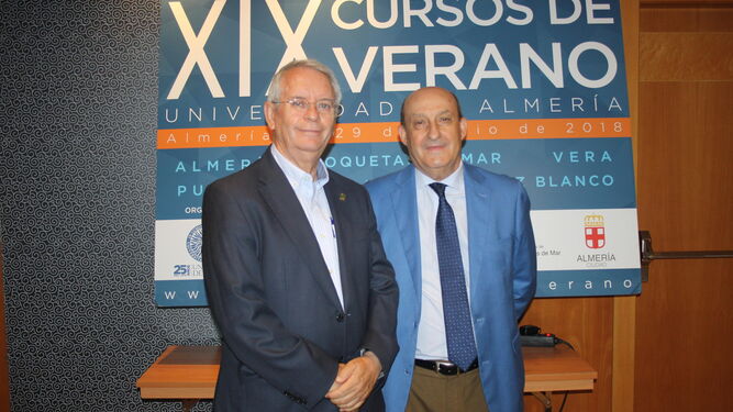 Florencio Vicente Castro, catedrático de Psicología por la Universidad de Extremadura, junto a David Padilla, director del curso.