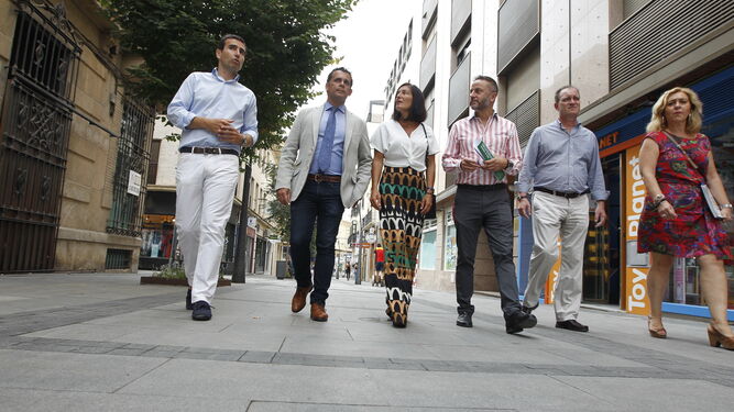 Raúl Peral, acompañado por Carmen Sánchez y Miguel Ángel Tortosa, durante su paseo por los establecimientos del centro.