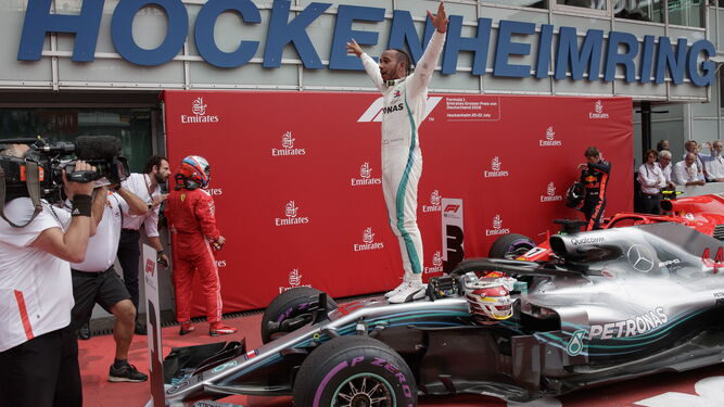Lewis Hamilton celebra su victoria en el Gran Premio de Alemania.