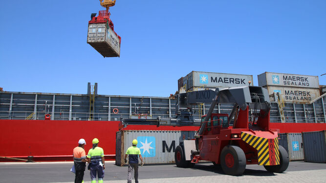 Descarga de contenedores de Maersk en el Puerto de Almería.