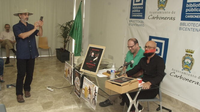 Antonio Guerrero presentando el proyecto 'Filosofía en la calle' junto a Miguel Parra y Francisco Escudero.