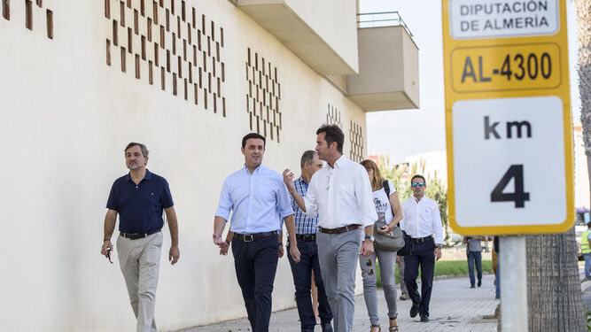 El vicepresidente de la Diputación, Javier Aureliano García y el alcalde de El Ejido, durante una visita al municipio.