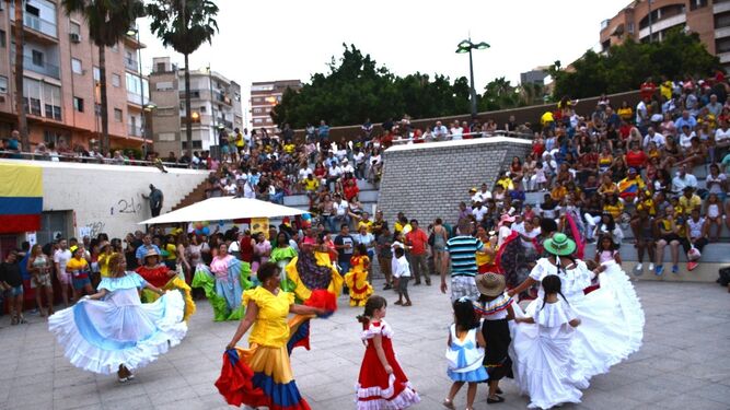 Colores, bailes tradiciones y alegría con orgullo colombiano
