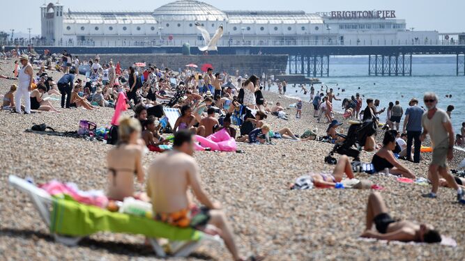 Vista de una multitud de bañistas en la playa Brighton (Reino Unido)
