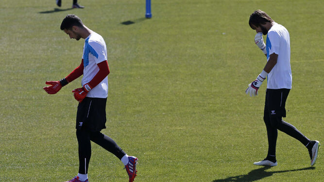 Caro (d) junto a Sergio Rico en un entrenamiento con el primer equipo del Sevilla