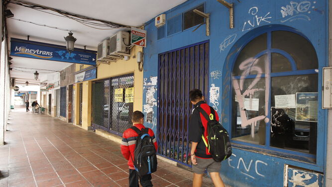 Dos escolares recorren la calle José Artés de Arcos.
