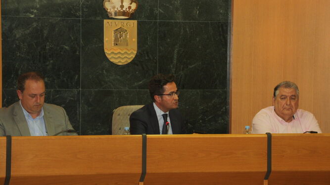 El alcalde de El Ejido, a la derecha, durante una sesión plenaria.