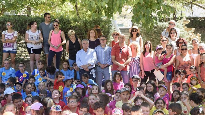 El diputado junto a los alcaldes de Gérgal y Abla, padres- alumnos de las escuelas.