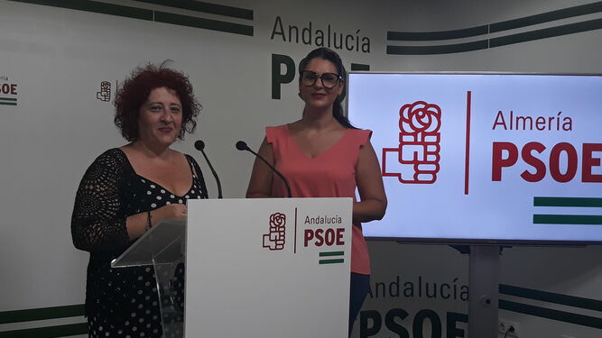 La secretaria de Políticas contra la Violencia hacia las Mujeres, Aurelia Jiménez, y la parlamentaria almeriense Noemí Cruz en la sede del PSOE.