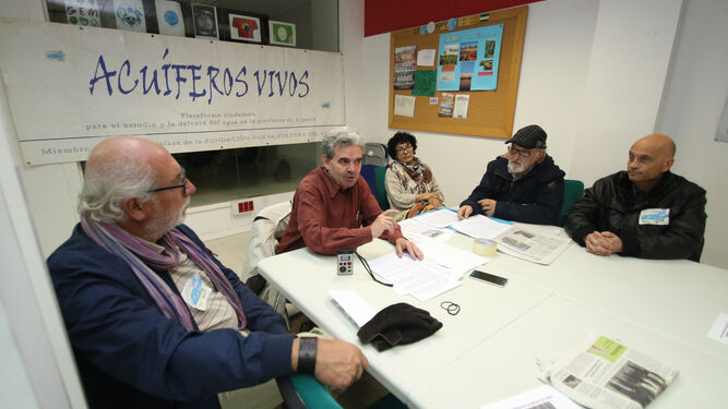 Representantes de distintas plataformas ecologistas durante una reunión.