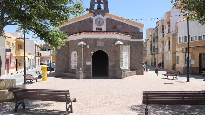 Nuevo aspecto de la Plaza de la Iglesia de Balerma, con los bancos reubicados.