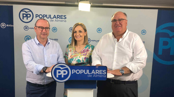 Los senadores Luis Rogelio Rodríguez-Comenador, Maribel Sánchez y Eugenio Gonzálvez en la sede del PP.