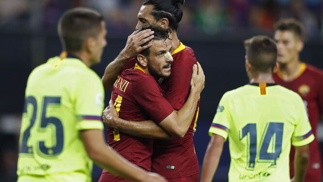 El jugador de la Roma, Florenzi, festeja junto a un compañero el 2-2, gol que inició la remontada de los italianos.