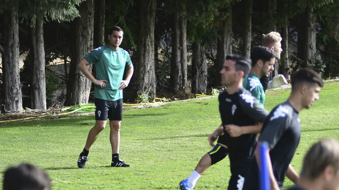 El técnico almeriense entrenó ayer por la mañana con el Córdoba y luego anunció su marcha.