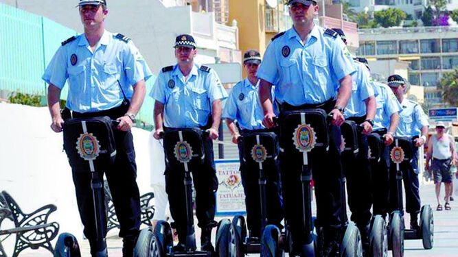 Policías de Málaga patrullando en segway.