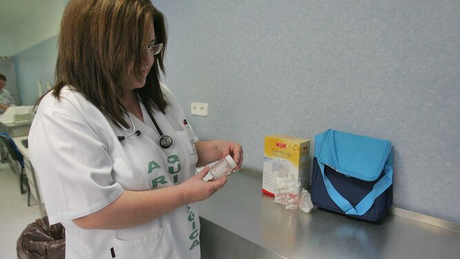 Una de las enfermeras de la biberonería de Torrecárdenas muestra el kit de botes y nevera para las donantes.