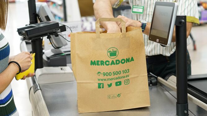 Mercadona prevé sustituir todas las bolsas de plástico en sus supermercados a lo largo de 2019.