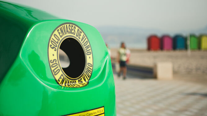 Los empresarios adheridos a la campaña competirán por ser los que más visitan el contenedor verde.