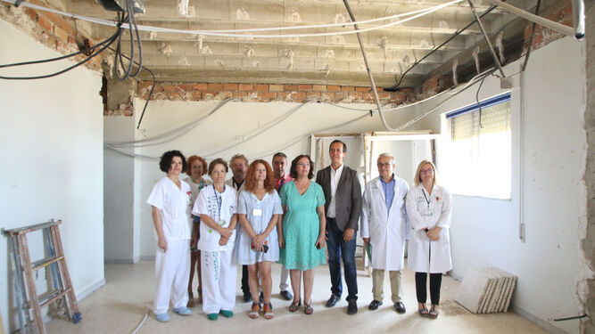 Gracia Fernández, José María Martín y Luis Martínez, junto a profesionales del área de Neurocirugía en el hospital.