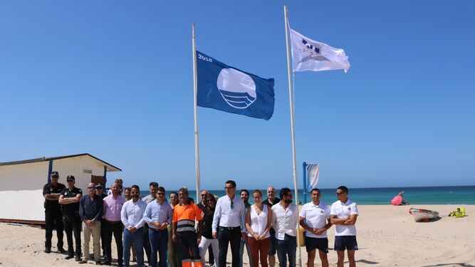El alcalde de Barbate, Miguel Molina, presidió en junio de 2018 en la playa de El Carmen de Zahara de los Atunes el acto de izado de la bandera azul.
